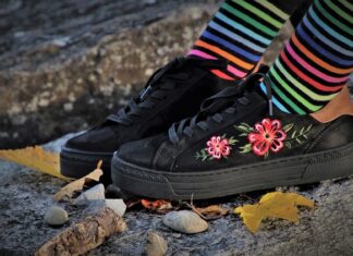 Jak wiązać sneakersy za kostkę?