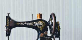 Jak wyczyścić białe szwy w butach?